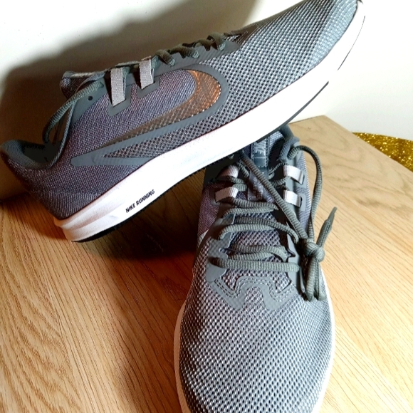 NWT Nike Women's size 12 Running Shoes in Sparkling Silver! - Picture 1 of 15